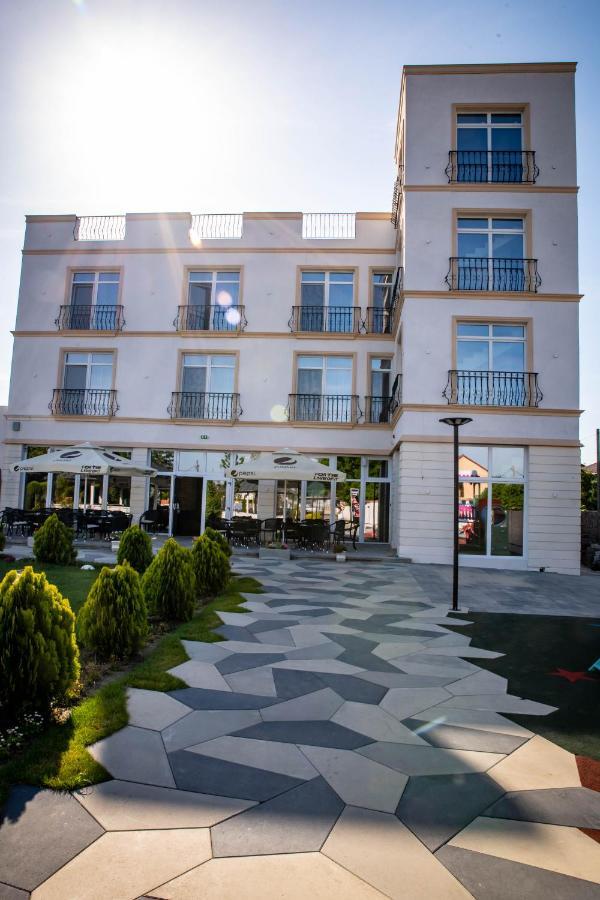 Unique Garden Hotel Brăila Eksteriør billede