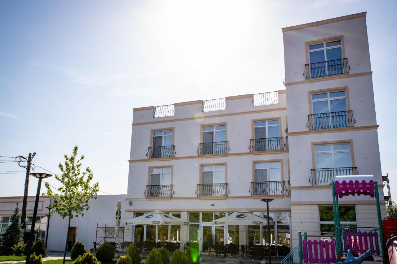 Unique Garden Hotel Brăila Eksteriør billede